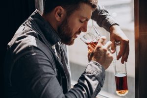 man drinker depressed with bottle of whiskey 1 - Clínica-SER