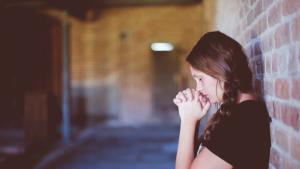 Clínica SER - Mujer rezando en habitación
