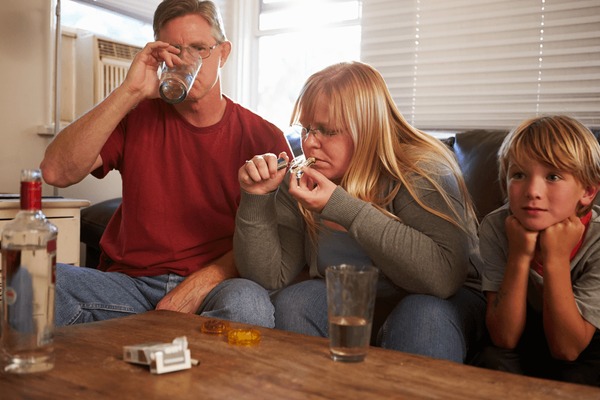 Familiares que consumen drogas: el «otro consumo» del que no se habla | Clínica SER