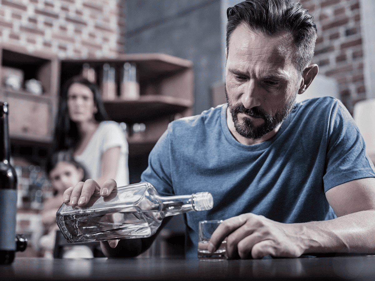 ¿Cómo ayudar a un familiar alcohólico?: venciendo el miedo al «qué dirán» | Clínica SER