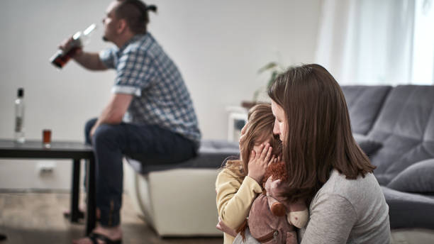 Alcoholismo y doble vida: cuando el entorno desconoce lo que vive la familia | Clínica SER