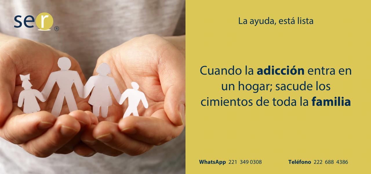 Impacto de la adicción en la familia representado con figuras de papel sostenidas en manos